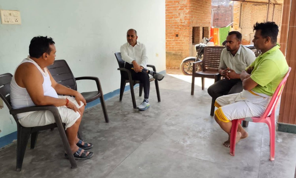 छोटे भाई श्री भूपेश तिवारी जी के माध्यम से अपने विधानसभा क्षेत्र गोसाईंगंज के विभिन्न परिवारों के बीच पहुँचकर उनके सुख-दुःख में सम्मिलित हुआ।