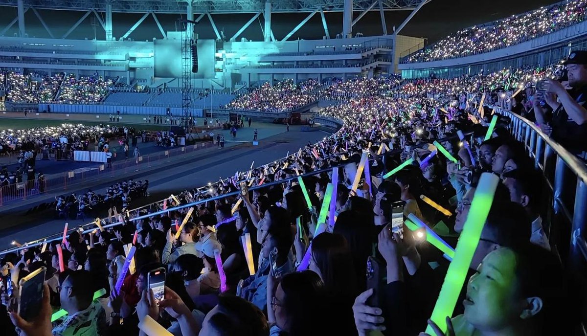 Nilius91's tweet image. Last night’s live show Absolute magic—stage lights, raw energy, and a crowd that sang every word. Who else left with their hearts full and voices hoarse  #LiveMusicVibes #UnforgettableNight