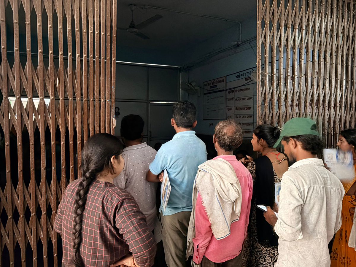 krMukesh01's tweet photo. Magadh Medical College हॉस्पिटल अस्पताल में अंधेरा, मोबाइल की टॉर्च से इलाज!क्या यही है बिहार की स्वास्थ्य व्यवस्था?ना बिजली,ना बैकअप 
मरीजों की जान भगवान भरोसे
 तुरंत संज्ञान लें और व्यवस्था सुधारें @TejashwiOffice
@RJDforIndia
#Gaya #Bihar #HealthSystem #Emergency #SystemFail https://t.co/fYUwAXFSbs