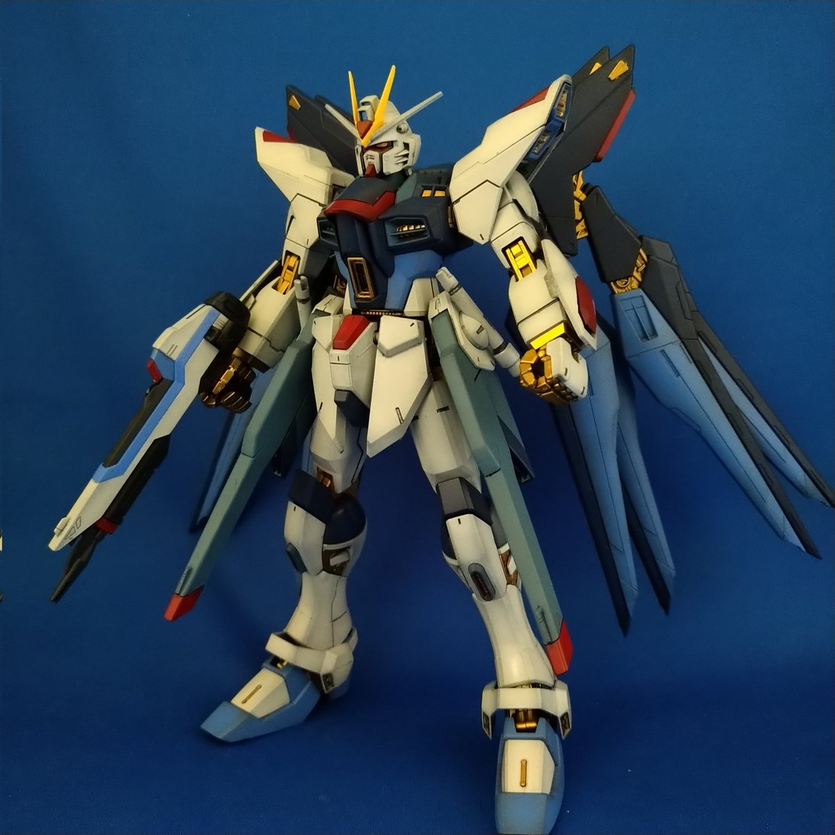 eoke33's tweet photo. MGストライクフリーダムガンダム完成しました。
合わせ目、塗り分けマスキング等
大変でした。
#ガンプラ
#ガンダムSEED
#機動戦士ガンダム
#ストライクフリーダムガンダム https://t.co/FF8A5xzZYE