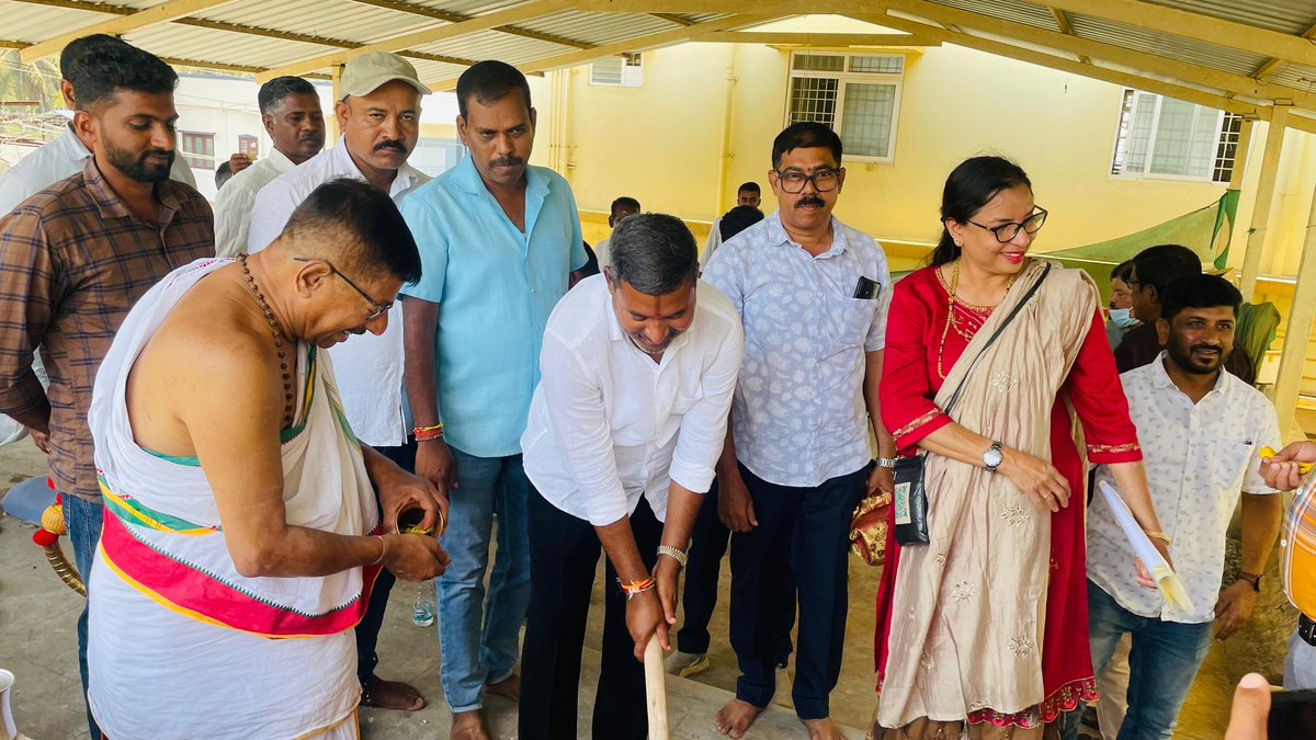 CementManju's tweet image. ಆಲೂರು ತಾಲೂಕು ಸಾರ್ವಜನಿಕ ಆಸ್ಪತ್ರೆಯಲ್ಲಿ 50 ಲಕ್ಷ ರೂ ವೆಚ್ಚದಲ್ಲಿ ನಿರ್ಮಾಣವಾಗಲಿರುವ ಆಧುನಿಕ ತಂತ್ರಜ್ಞಾನವುಳ್ಳ ಲ್ಯಾಬ್ ನ ಕಟ್ಟಡ ನಿರ್ಮಾಣ ಕಾಮಗಾರಿಗೆ ಭೂಮಿ ಪೂಜೆ ನೆರವೇರಿಸಲಾಯಿತು.

#Laboratory #CementManju #Aluru #Hospital