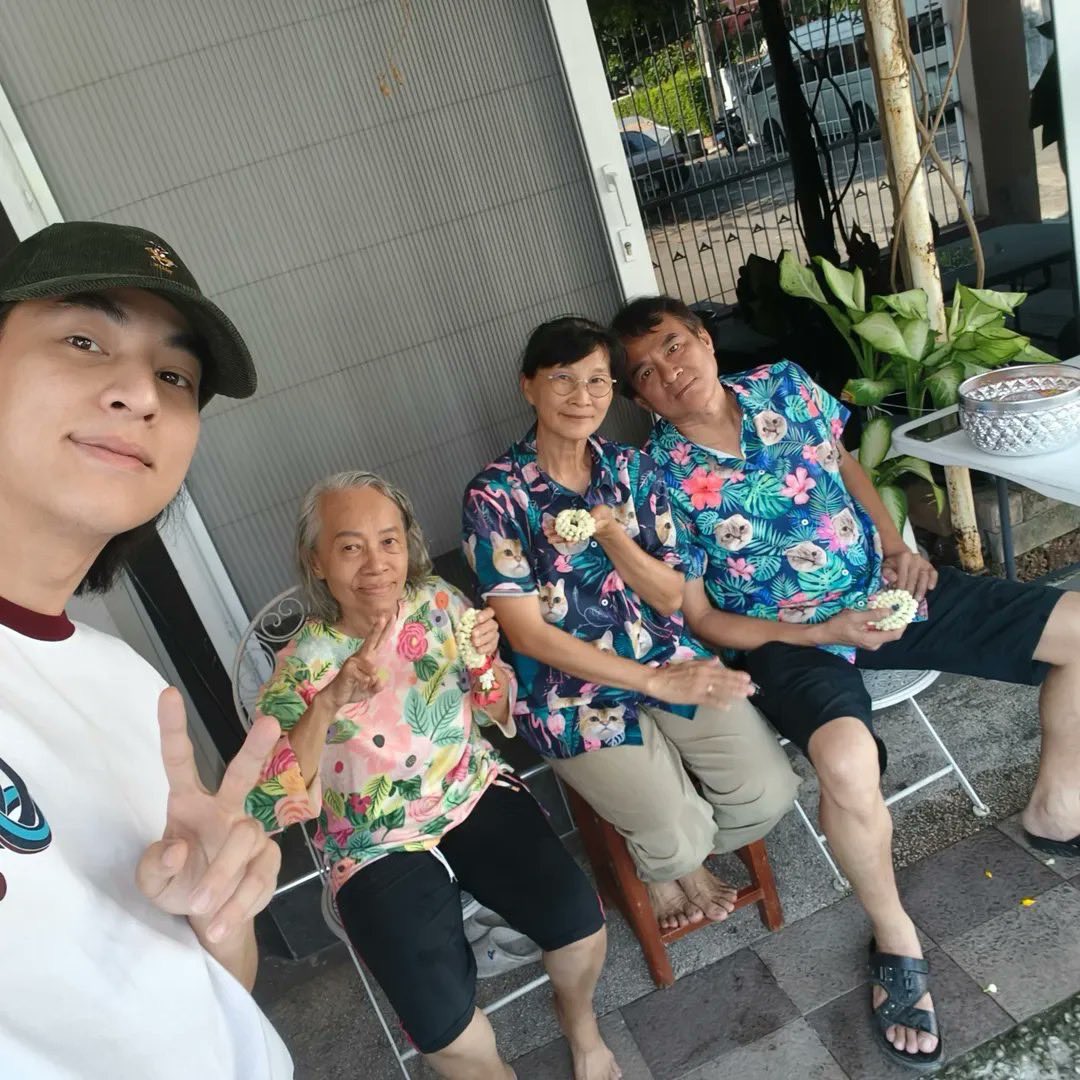ParkkengChannel's tweet photo. หล่อใจบุญ  #กลัฟคณาวุฒิ อิ่มเอมใจรับปีใหม่ไทย! บริจาคเงินช่วยสังคม 4 แห่ง

#GulfKanawut #กลัฟคณาวุฒิ

          อิ่มเอมใจรับปีใหม่ไทย สำหรับหนุ่มฮอต “กลัฟ – คณาวุฒิ” ที่ปีนี้ก็ไม่พลาดสืบสานประเพณีไทยน่ารัก ๆ ชวนครอบครัว “ไตรพิพัฒนพงษ์” มารวมตัวทำกิจกรรมอบอุ่น ทั้งสรงน้ำพระเพื่อความเป็นสิริมงคล และรดน้ำขอพรผู้ใหญ่ในบ้าน โมเมนต์เรียบง่ายแต่เต็มไปด้วยความรักแบบนี้ แฟน ๆ เห็นแล้วก็ยิ้มตามกันเลยทีเดียว

         นอกจากความอบอุ่นในครอบครัวแล้ว หนุ่มกลัฟยังขอเติมความอิ่มบุญให้เต็มหัวใจ ส่งต่อความรักสู่สังคมด้วยการบริจาคเงินส่วนตัวจำนวน 200,000 บาท กระจายความช่วยเหลือ 4 แห่ง ได้แก่ ศิริราชมูลนิธิ 80,000 บาท, มูลนิธิโรงพยาบาลเด็ก 50,000 บาท, วัดนาหลวง (อภิญญาเทสิตธรรม) 50,000 บาท และบ้านกัญญาภัทร (มูลนิธิเพื่อหมาแมวที่ถูกทอดทิ้ง) 20,000 บาท

          ทั้งอบอุ่น ทั้งอิ่มบุญแบบนี้ บอกเลยว่าปีใหม่ไทยปีนี้ของหนุ่ม “กลัฟ” ทั้งละมุน ทั้งน่ารัก ครบทุกโมเมนต์จริง ๆ