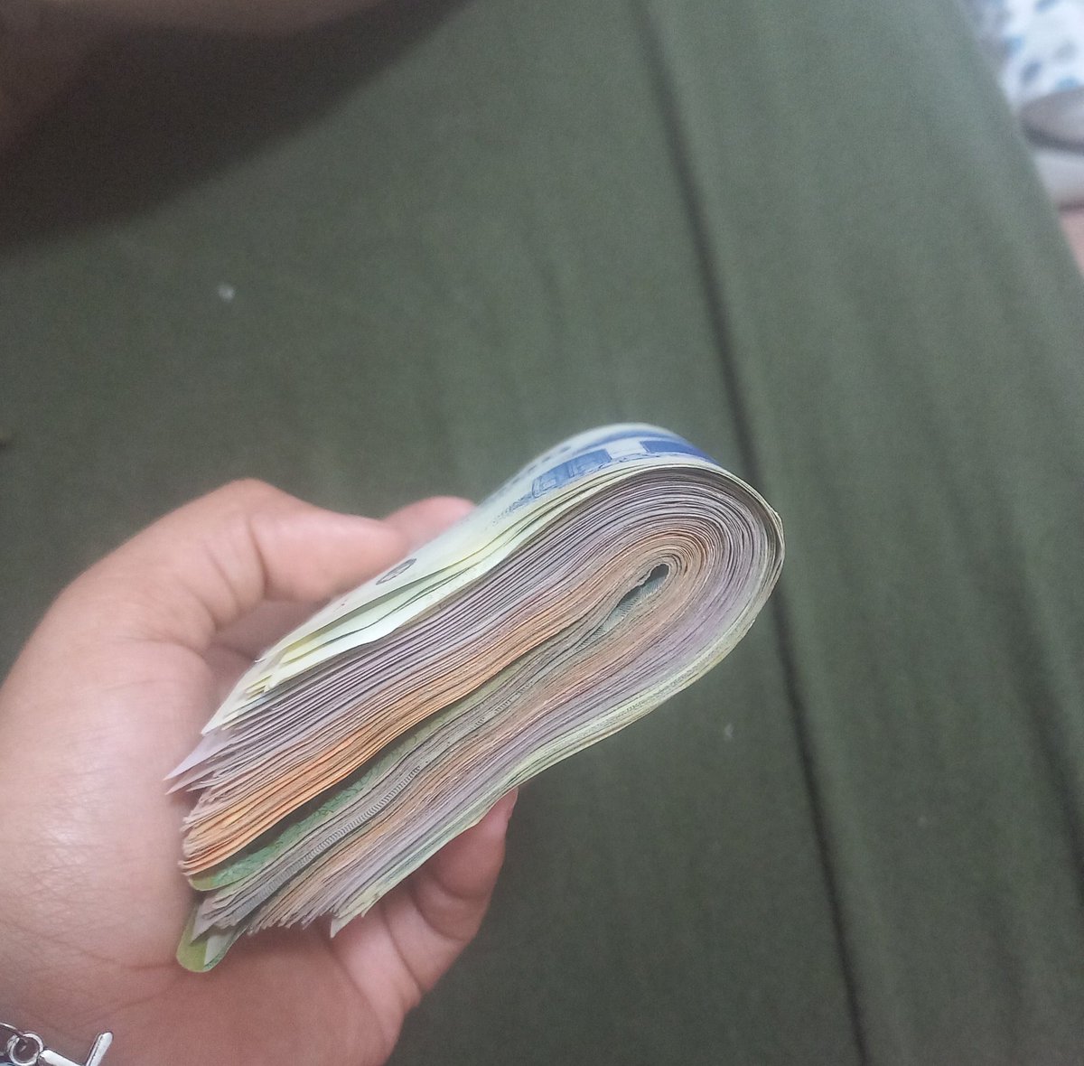 Mutis de Argentina me encontré plata de allá en mi país, cuanto creen que valga? (En euros) JAJAJAKKAKAKA son 600.000 pesos argentinos