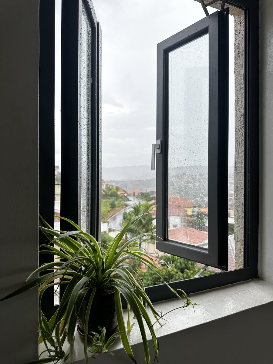 dreeals's tweet image. Favorite thing in 📍Kigali has to be the rain, and it rains a lot some times all through the year. 
Shots from morning vlog🫶🏾
Good morning ☀️