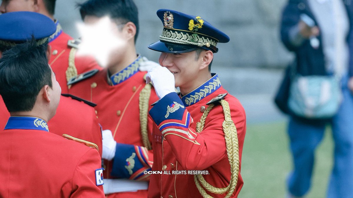 꽃 꽂아주면 가만히 있는 강아지