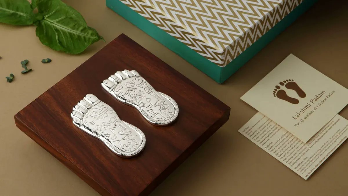 धन और ऐश्वर्य की देवी मां लक्ष्मी को प्रसन्न करने का सबसे खास दिन है शुक्रवार! ✨ आज के दिन किन मंत्रों का जाप बदल सकता है आपकी किस्मत? क्या है सही पूजा विधि? 💰 #MaaLakshmi #FridayPuja #WealthTips #Astrology #HaryanaNewsPost

haryananewspost.com/trending/frida…