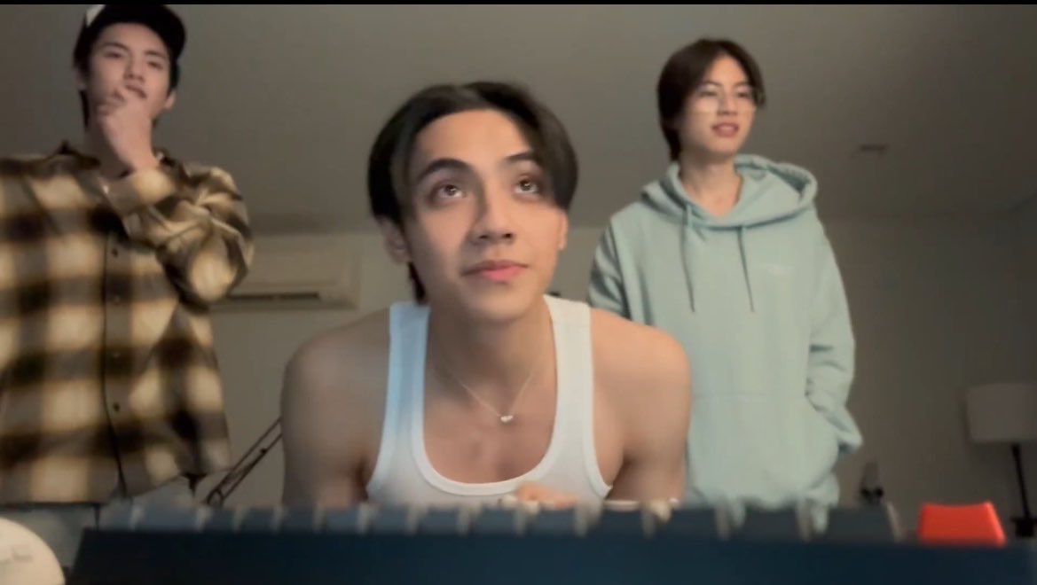 แล้วพ่อหนุ่มลายสก็อตมีหน้าที่ทำไรนะ