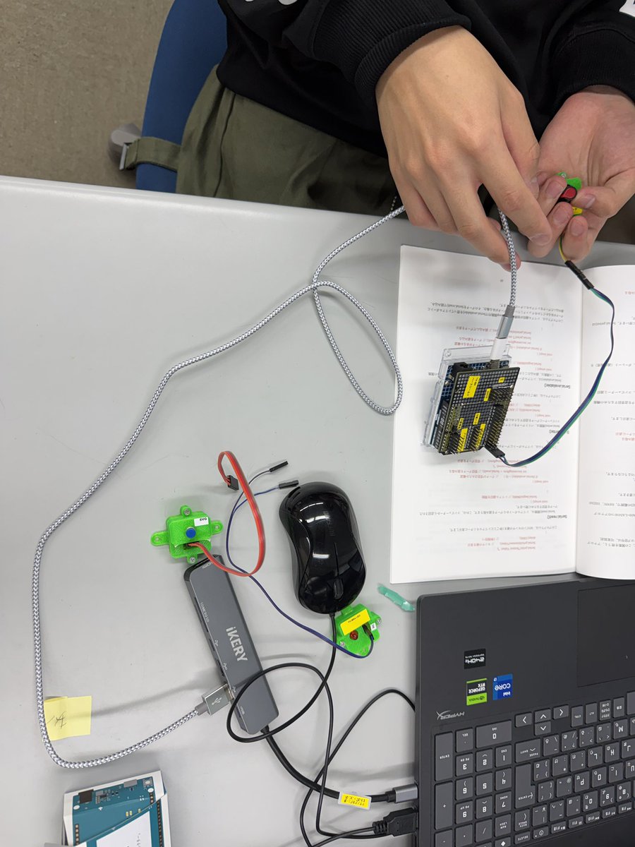 2年生のプログラミング実習2が始まりました。
いにしえの電子ブロックにインスパイアされた、学校オリジナルの電子回路実験キットを使います。
最初はarduino無しの電気回路を学んでからプログラミングを学びます。
#テクノアカデミー浜
#ロボット環境エネルギーシステム学科