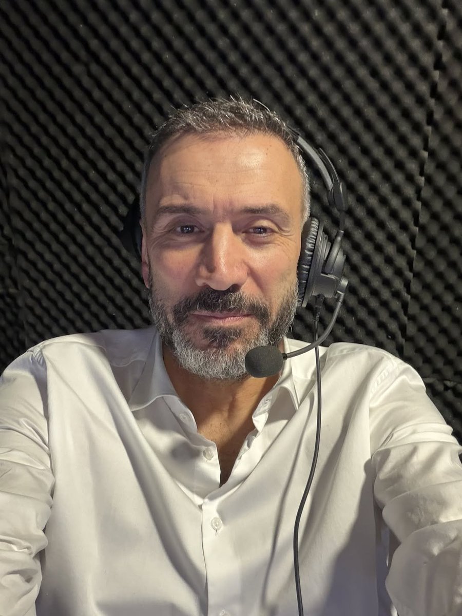 beehaber's tweet photo. Ertem Şener, Arda Güler’de en çok neyi sevdiğini anlattı.

🔹 “Dövmesi yok.”

🔹 “Saç stiliyle, imaj değişikliğiyle uğraşmıyor.”

🔹 “Şu aura, imaj, profil hareketleriyle iş yapan biri değil.”

🔹 “Maç öncesi Instagram’da, X’te dikkat çekmek için özel bir şey yapmıyor.”

🔹 “Hocasına gidip forma için yalvaran bir tavrı da yok.”

🔹 “Özel hayatını ortaya dökmüyor, gündemi onunla meşgul etmiyor.”

🔹 “Büyüklerine karşı en ufak bir saygısızlığı yok.”

🔹 “Herkesin sevdiği, çok beyefendi bir çocuk.”

🔹 “Kendini futbola vermiş durumda.”

🔹 “Annesine, babasına, ablasına, kız arkadaşına bağlı, bu ülkenin içinden çıkmış bir evlat.”

🔹 “Arda Güler işte; böyle biri nasıl başarılı olmasın?”