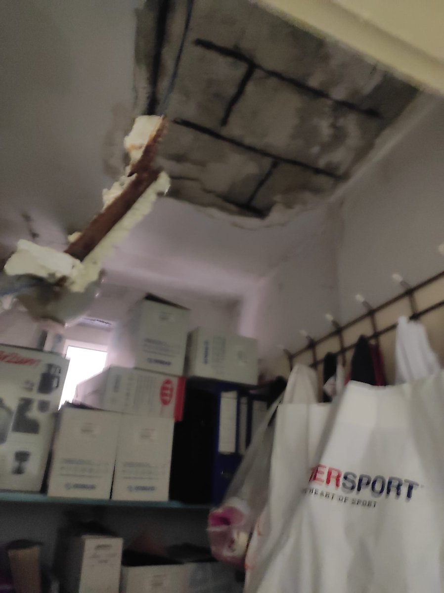 EMRE_YLMZ75's tweet photo. İstanbul’da bir Aile Sağlığı Merkezi’nin (ASM) tavanının bu şekilde çökmesi kabul edilebilir bir durum değildir. Maalesef söz konusu ASM’nin depreme dayanıksız olduğu anlaşılmaktadır. Olası bir afet gerçeğiyle yaşayan bir şehirde sağlık hizmetinin verildiği binaların bu durumda olması ciddi bir güvenlik sorunudur.
İl Sağlık Müdürlüğü’nün deprem dayanıklılığı olan yeni ASM’ler açma yönünde bazı çalışmaları elbette vardır. Ancak İstanbul genelinde fiziki koşulları yetersiz, eski ve riskli durumda olan binlerce ASM bulunduğu düşünüldüğünde, yapılan çalışmaların mevcut ihtiyacı karşılamakta yetersiz kaldığı açıktır. Sorun yalnızca yeni bina yapmakla değil, mevcut ASM’lerin de hızla dönüşüm sürecine alınmasıyla çözülebilir.
Daha da düşündürücü olan ise, bu durumu İlçe Sağlık Müdürlüğü’ne bildiren meslektaşlarımıza verilen yanıttır. Bir ilçe sağlık müdürlüğü yetkilisinin “Biz yer satın aldık, ancak içinin yapılması noktasında uğraşıyoruz. Sizler de içinin yapılmasında bir babayiğit bulabilirseniz…” şeklindeki ifadesi, kamu yönetimi ciddiyeti ve devlet adabı ile bağdaşmamaktadır.
Sağlık hizmeti sunulan alanların güvenliği, sağlık çalışanlarının veya vatandaşların “bir babayiğit bulmasına” bırakılacak bir mesele değildir. Bu, kamunun sorumluluğunda olan ve ivedilikle çözülmesi gereken bir konudur.
Sağlık çalışanlarının can güvenliği ve halkın sağlığı söz konusuyken, bu sorunun görmezden gelinmesi ya da sorumluluğun başka yerlere yönlendirilmesi kabul edilemez. İstanbul’daki tüm ASM’lerin fiziki koşulları hızla gözden geçirilmeli ve riskli yapılar derhal dönüşüm sürecine alınmalıdır.
@hepsenistanbul 
@ismgovtr 
@saglikbakanligi 
@sagliklicozum