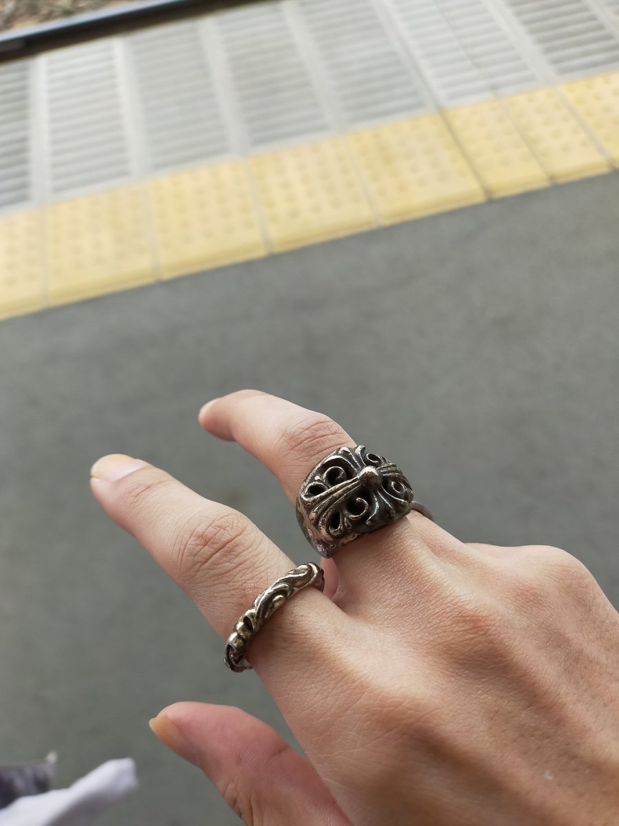 久々にクロムハーツ付けようって思ったら真っ黒になってて草