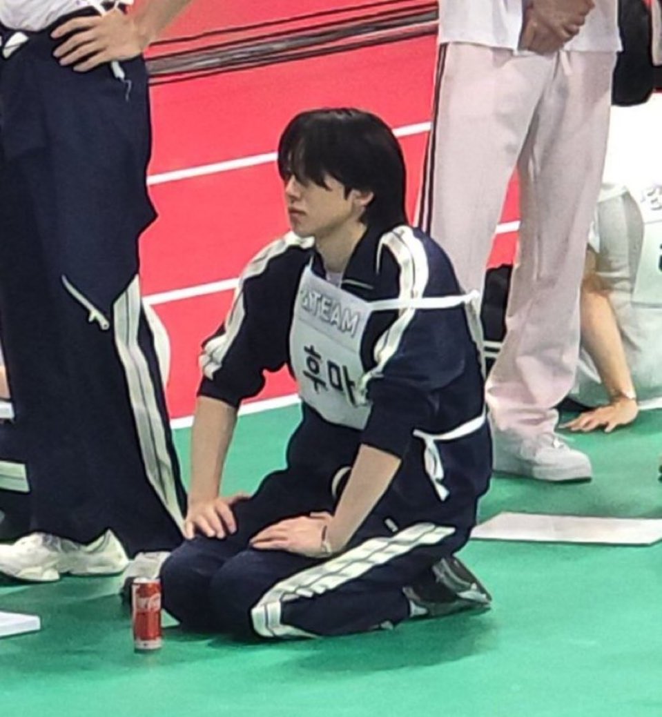 바닥에 앉아야 할 때 자꾸 무릎꿇고 앉아있는거 진짜 일남같아서 뭔가 좋음...(일남이다)
거의 온몸으로 광고하는 정도의 
이런.굉장한 일남력