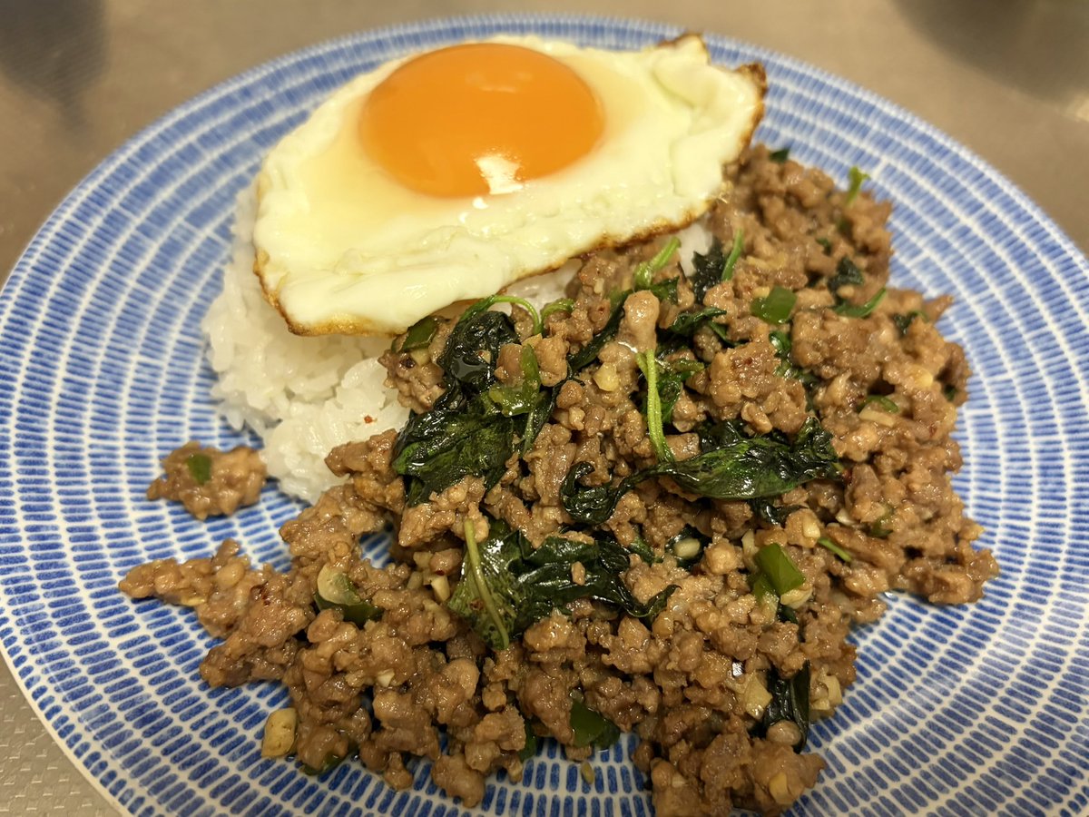 รสดี ガパオの素でガパオライスを。
牛豚の合挽肉で作ってみましたが、どっちの味も楽しめて美味しかったです(笑)
ガパオの葉たっぷり、お米はタイ米と日米を半々で。夫が辛いの苦手なため唐辛子は後からセルフで(笑)