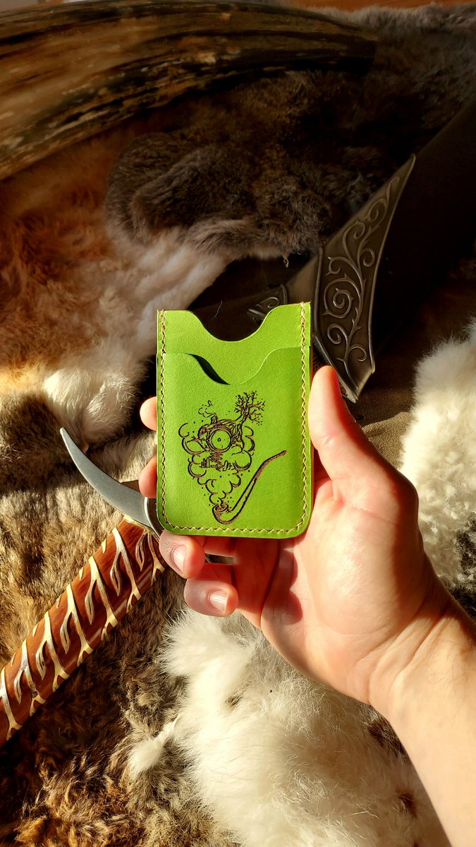 Echoppe_Franeau's tweet photo. Le dernier de la série des porte-cartes Seigneur des Anneaux.
#artisan #lotr #lordofthering #tolkienfan #leatherwork https://t.co/f8Mhhoksjn