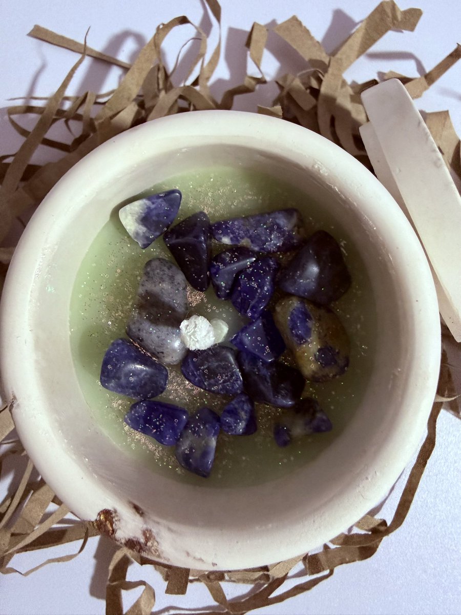 Velitas para Manifestar 🕯️

Recipiente de constelación - estilo rústico 💫

💗 Cuarzo rosa: Amor propio
💜 Amatista: Calma mental
💛 Citrino: Abundancia
🤍 Cuarzo cristal: Claridad
💚 Aventurina: Prosperidad
💙 Sodalita: Claridad mental

Sigan y pregunten ✌🏻