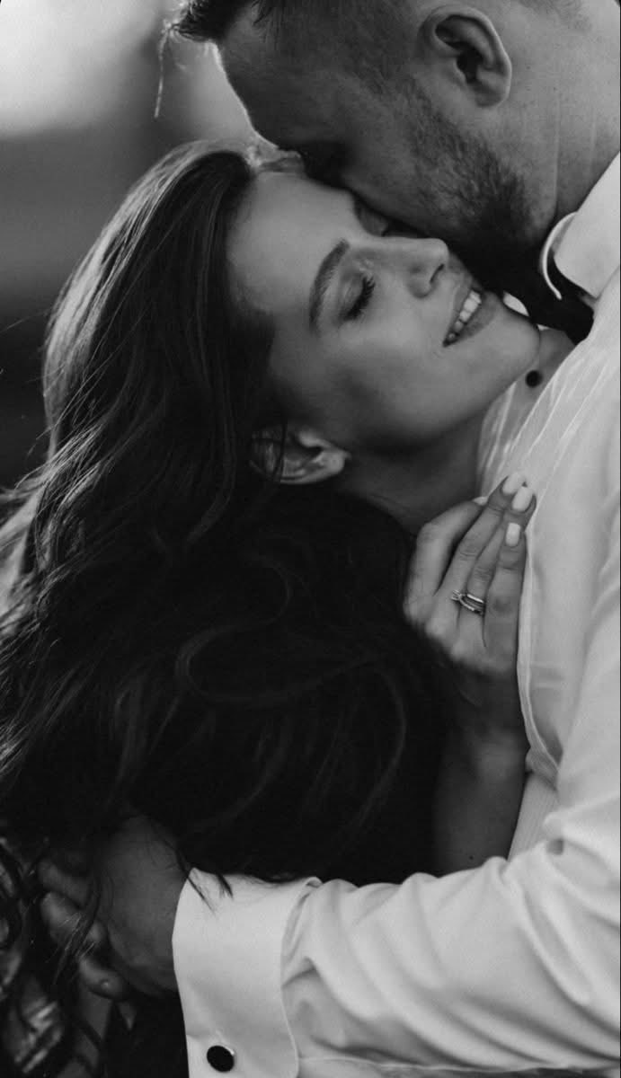 तेरी उंगलियों का वो नरम स्पर्श, जैसे सुबह की पहली किरण फूल पर गिरे। प्यार का स्पर्श है वो, जिसमें सारा जहां समा जाता है।
जब तू हाथ थाम लेती है मेरा, धड़कनें रुक-रुक के गुनगुनाने लगती हैं। आँखें बंद करके भी देख लेता हूँ तुझे, क्योंकि स्पर्श ही तो है वो कविता, जो शब्दों से