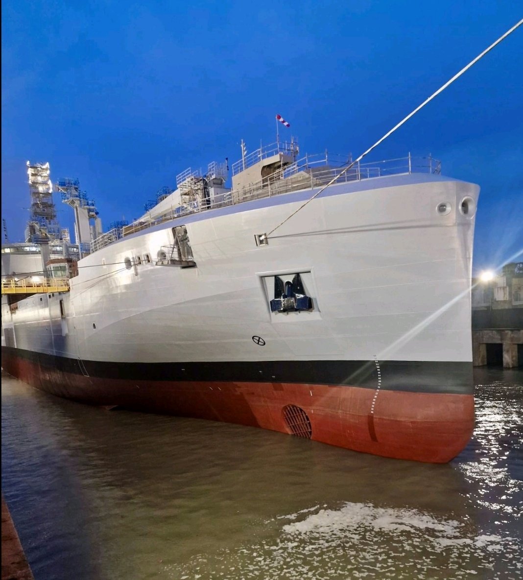 フランス海軍の新造補給艦「エミール・ベルタン」。 艦のマークには