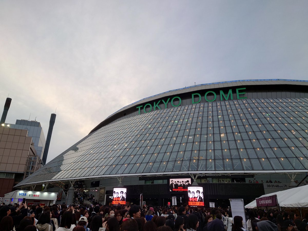 milmama53's tweet photo. ドームの周りは、お席ご用意されなかったアミで凄かった！雰囲気楽しんで駅に向かう途中「フェクラー！フェクラー！」ってアミの声が音漏れで聞こえた😭アミ凄い！って気持ちと羨ましい気持ちが混ざったよ😭
#BTS_ARİRANG 
#bts_ari̇rang_japan_D1 https://t.co/dPxYGw7lpM