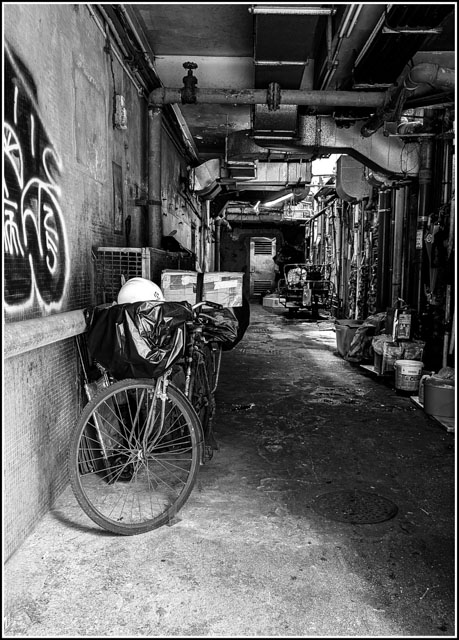photos_dsmith's tweet image. An #alley in #HongKong gives a different view to what you might expect from a #city of skyscrapers. Shot using #Nikon by an #awardwining #photographer /#photography #business in #England. See more #images like this and others at darrensmith.org.uk #blackandwhitephotography