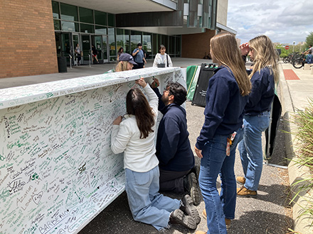 USouthFlorida's tweet image. Four #USF students are helping build the new 35,000-seat on-campus stadium, working as interns for Manhattan Construction!🤘

Learn more about how these exceptional Bulls are etching their names into USF history ➡️ bit.ly/4tQDta8