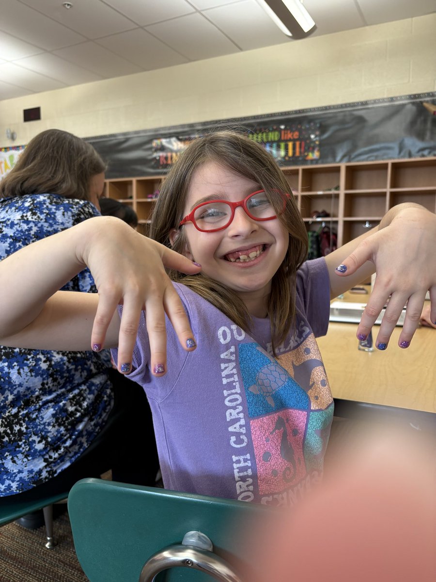 LingleAveElem's tweet image. Cougar Cash was well spent by these students!  #PBIS #CougarCash