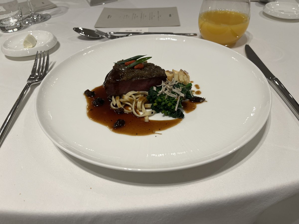 varu_san's tweet photo. 会社のパーティーで東京タワーを見ながらフランス料理のコース料理を楽しみました https://t.co/tfZ81P8xjH