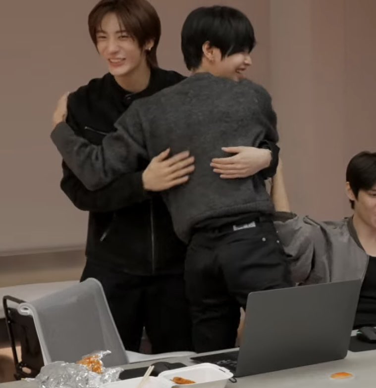 BitterHazel tweet media