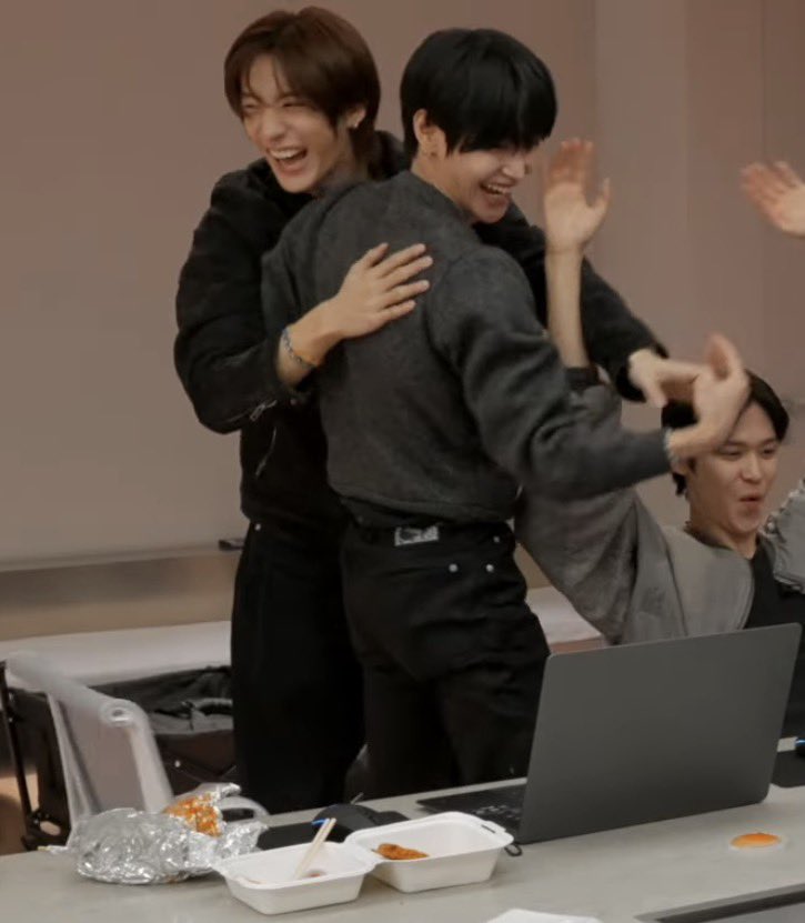 BitterHazel tweet media