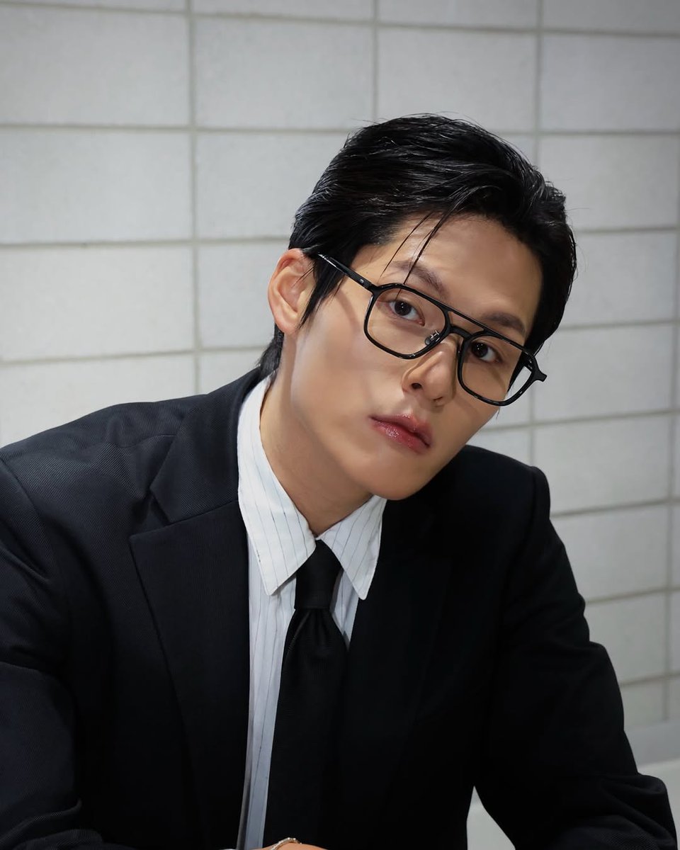 kkuro_b's tweet photo. 오케이 홍규는 5월이구나 
5월 내내 홍규 내놔라 

이렇게 이쁜데 왜 숨겨놓고 안줘😭 야발!!!! https://t.co/mUuajJe1hs
