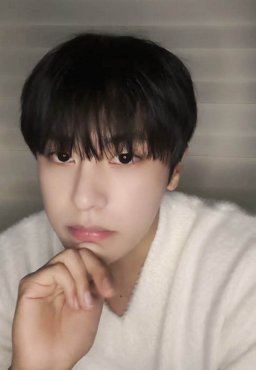 kkuro_b's tweet photo. 오케이 홍규는 5월이구나 
5월 내내 홍규 내놔라 

이렇게 이쁜데 왜 숨겨놓고 안줘😭 야발!!!! https://t.co/mUuajJe1hs