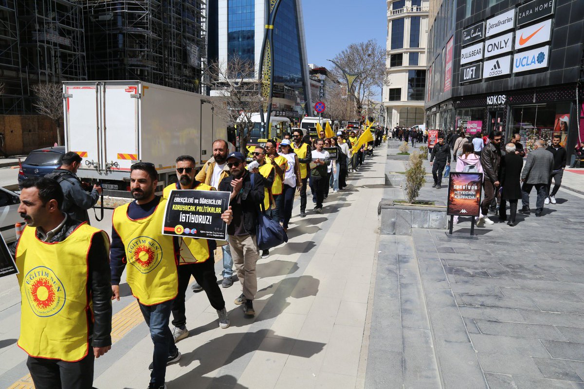 EgitimSenVan's tweet photo. Okullara yönelen şiddeti,
Şiddeti önleyemeyen Bakanı,
Uyguladıkları politikalar ile ülkemizi yaşanmaz hale getiren hükümeti protesto etmek için,

Okullarımızda güvenle çalışmak ve yaşamak için İNSAN ZİNCİRİ oluşturarak Niyazi Türkmenoğlu Anadolu Lisesi önünde

Y A Ş A M   N Ö B E T İ ‘nde

Buluştuk.

#YaşamNöbeti
#OkuldaŞiddeteHayır
#YönetemeyenBakanYusufTekinİstifa