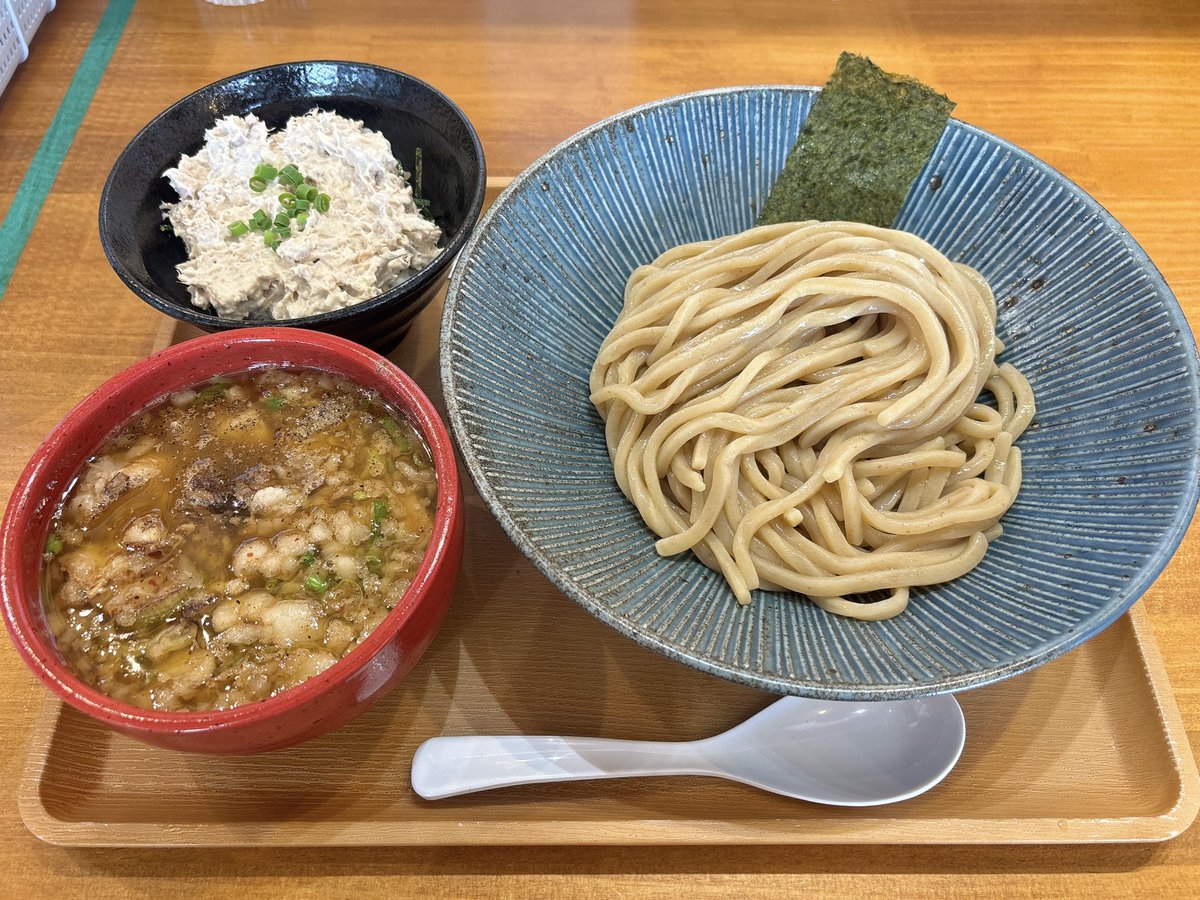 やっっっと風夏に行けた。シャバ系のつけ汁にたっぷり背脂とにんにくがガツンと効いてて暴力的に美味しかった。