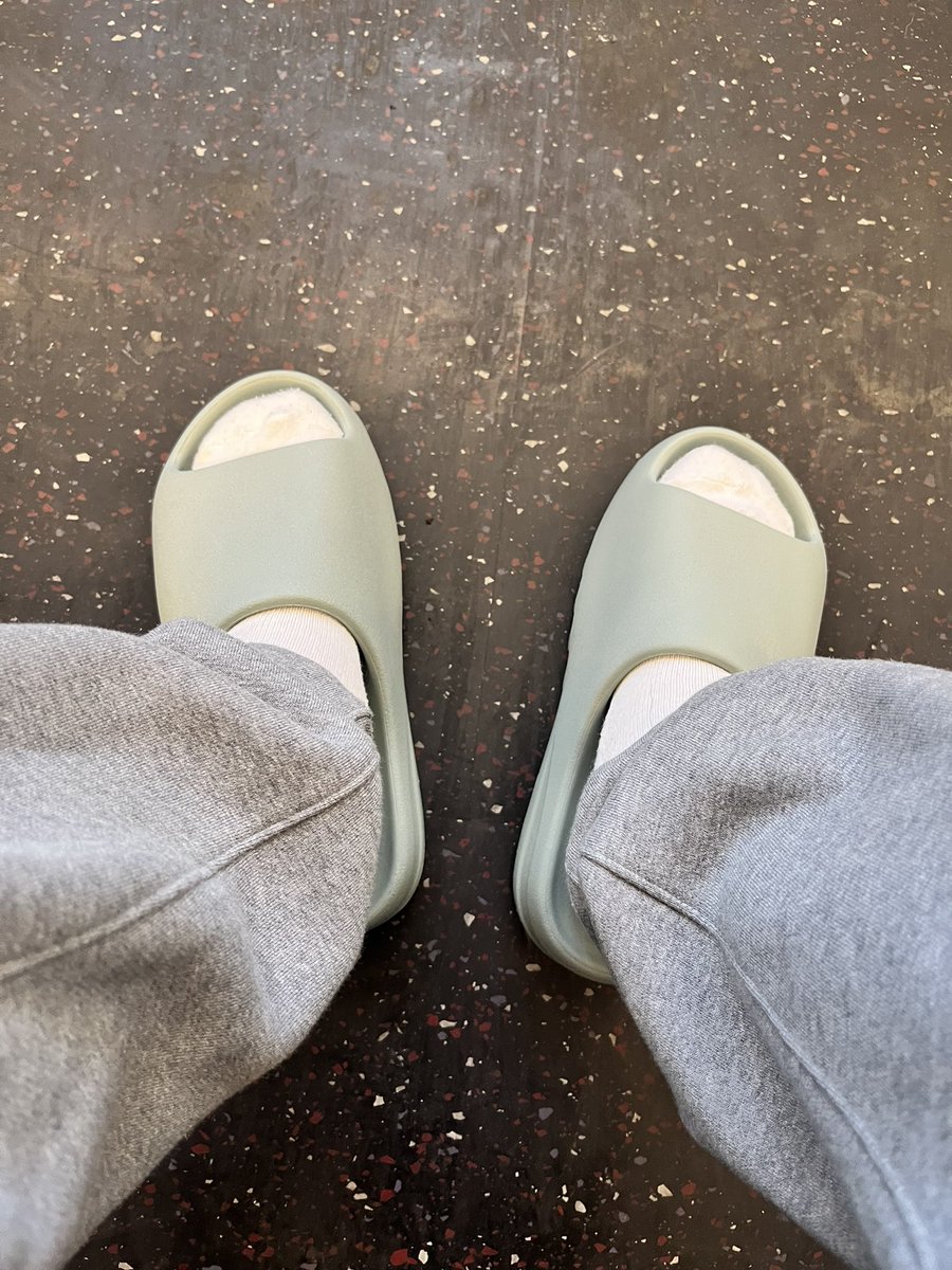 jadendaly's tweet image. It’s an 11 low week, but since I’m not gonna be in sneakers tomorrow, I pulled these out today. Also bringing this pair outside the house to play in the world for the first time, so it’s a good day all around.

When casual Fridays meet #firefridays, this stuff happens. #KOTD