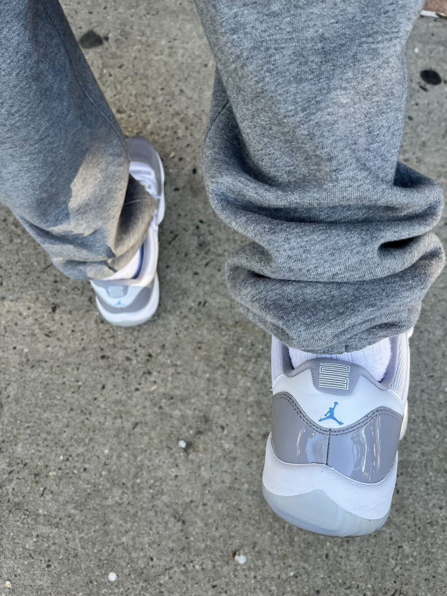 jadendaly's tweet image. It’s an 11 low week, but since I’m not gonna be in sneakers tomorrow, I pulled these out today. Also bringing this pair outside the house to play in the world for the first time, so it’s a good day all around.

When casual Fridays meet #firefridays, this stuff happens. #KOTD