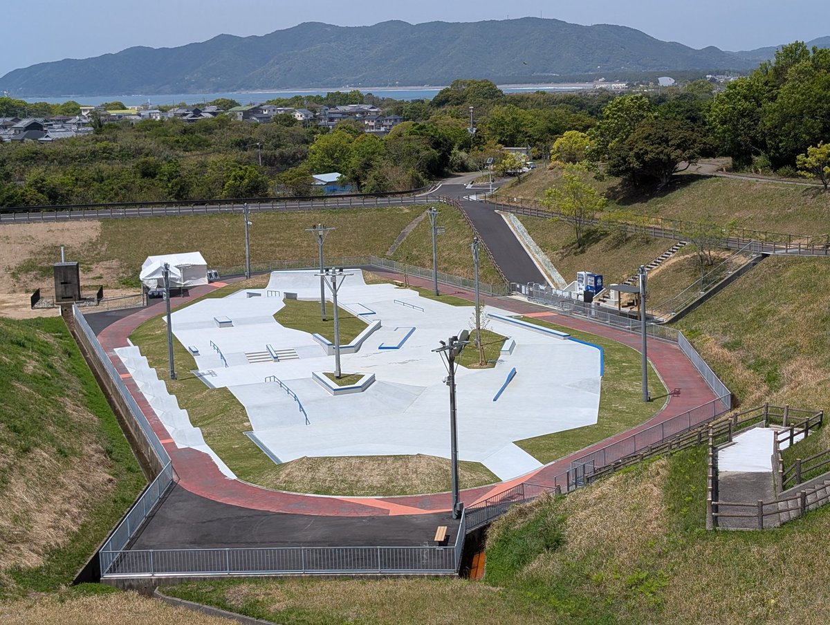 いよいよ明日、１８日(土)は
GOBOスケートパークのオープンイベントなのじゃ🛹
スケートボードのプロを交えたデモンストレーションは絶対見逃せないのじゃ😳

1時半からは一般解放されるみゃ！
キッチンカーも来るみたいだから、ぜひ遊びに来てほしいのじゃ☺️🩷
city.gobo.lg.jp/sosiki/kyoikui…