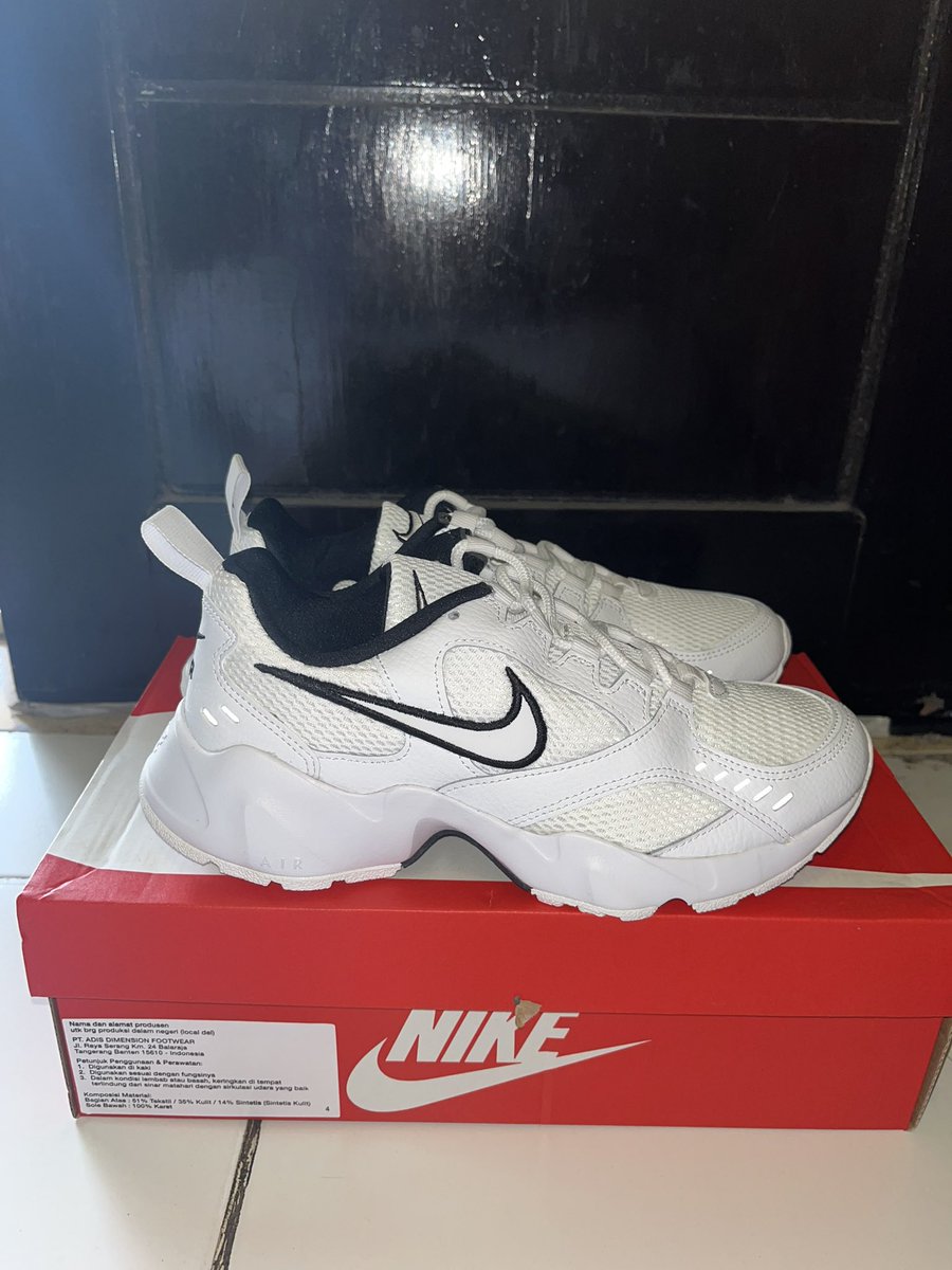 findingnanas's tweet image. wts sepatu nike new
pic 1 size 39 350k
pic 2 size 38.5 550k
- masih baru bukan preloved
- ada dus + good condi no minus
- ori 💯 bisa cek barcode sepatu + dus
- bisa oren 🍊
- dom sidoarjo, jatim 
#wts #wtb #sepatu #nike #zonaba #zonauang #zonajajan