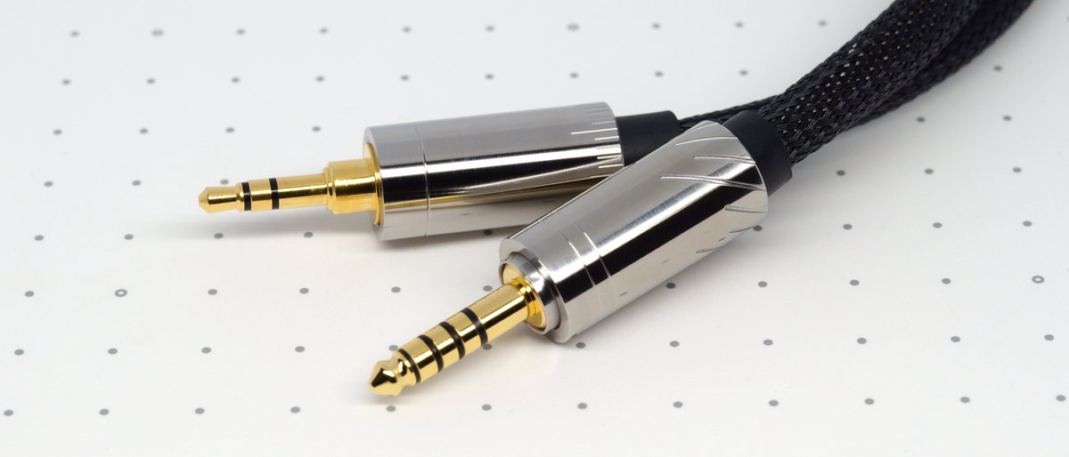 komoti107's tweet photo. 明日SEEKBASEにて、個人製作のφ1mm高純度銀単線採用IC connect 01と、純プラチナ線を含む貴金属導体採用IC connect 02の試聴機を展示させていただきます!
当日分はconnect 02 4.4mmモデル1点のみとなります。ご用意が少なく申し訳ないです。
ご試聴だけでもぜひ、何卒よろしくお願いいたします。🙇 https://t.co/Q3PuRtKWbI
