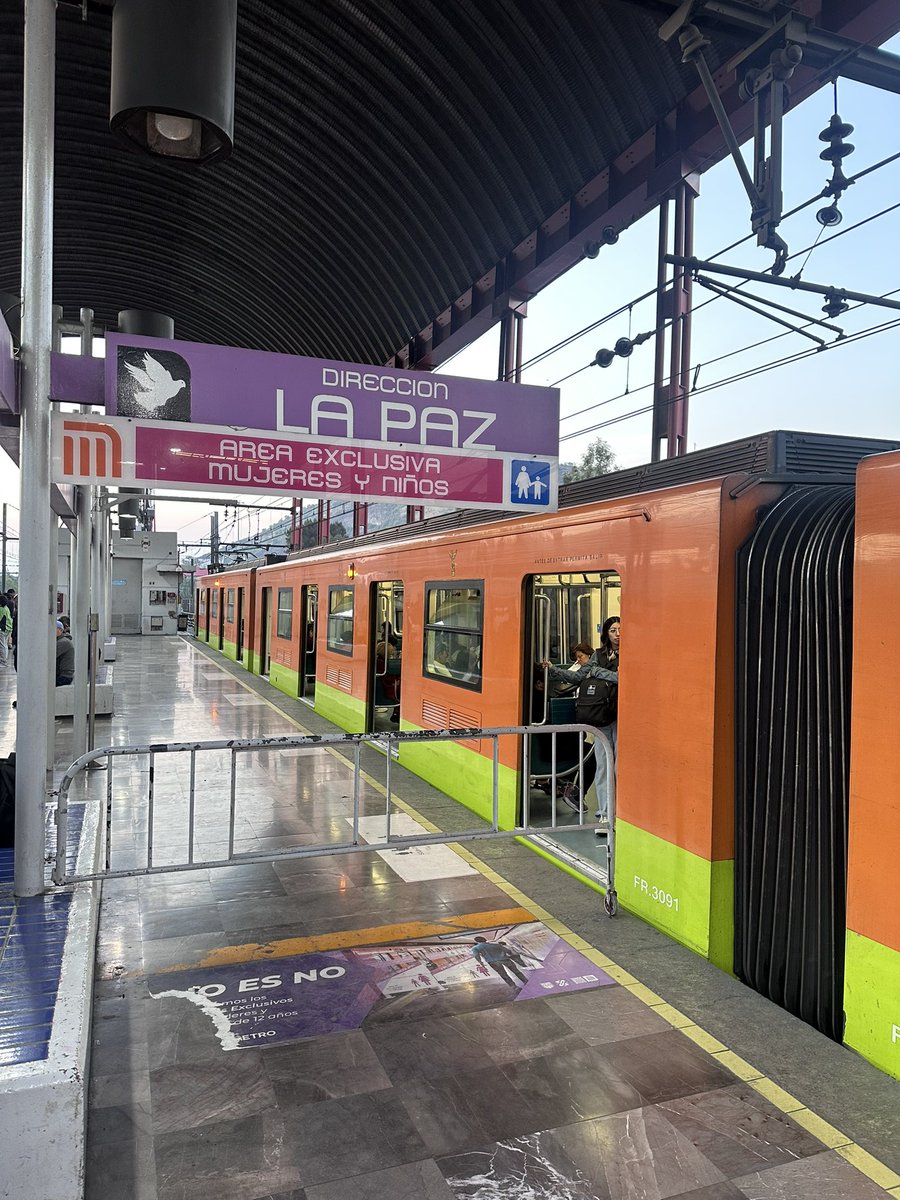 pachequin85's tweet photo. @MetroCDMX mientras uno vagón dirección La Paz lleva casi 10 minutos detenido, en Guelatao otro no se da abasto dirección Pantitlán. Que pasa con tus operadores @AdrianRubalcava. https://t.co/WQlwzGhxPY