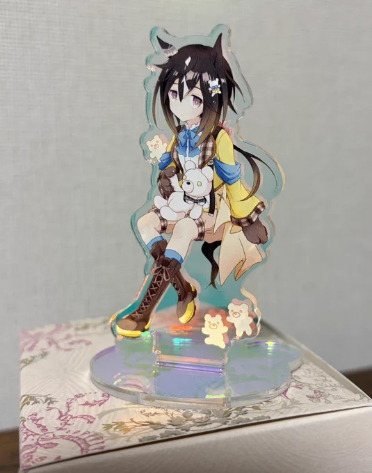 アクスタ届いた オーロラが綺麗でかわい〜 明日の府中の蹄跡へ持っていきます 無配のコピ本もなんとかなりそうなので後でお品書きあげます