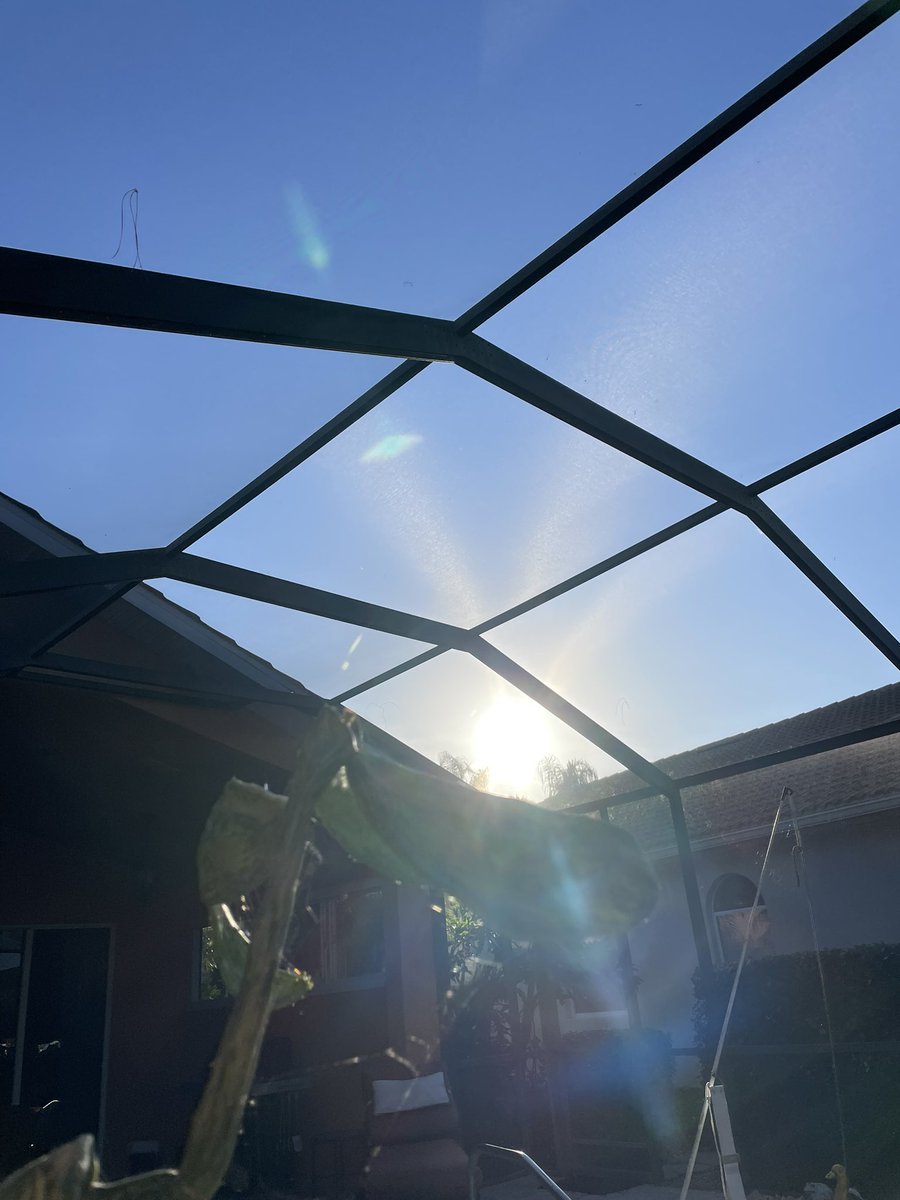MattilaKarita's tweet image. The sun peeking out from behind the roof lines. Glorious light!

Good morning y’all beloved buddies 😘

#HomeSweetHome 🌴