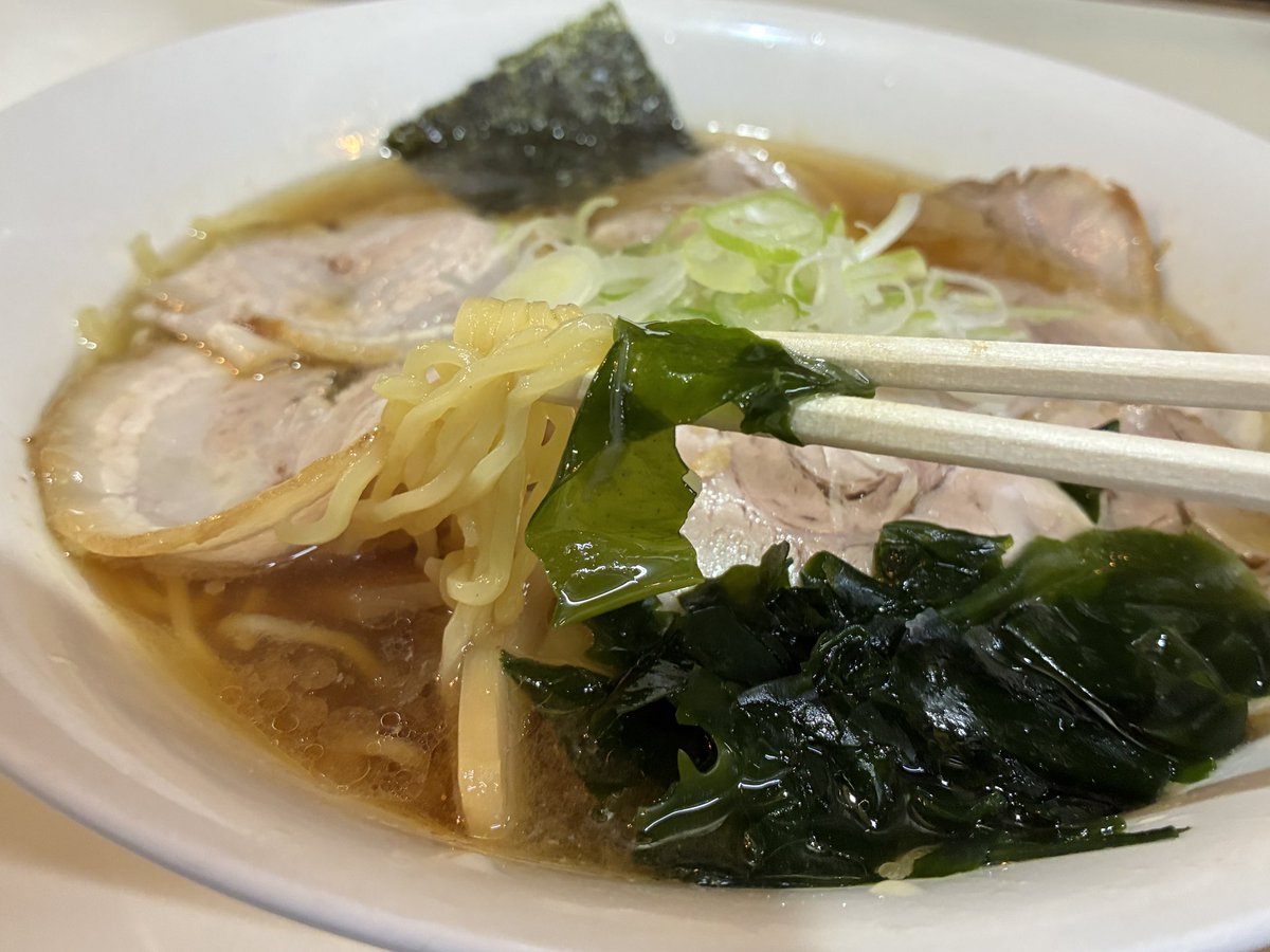 ryisakurao1's tweet photo. 南部沿線道路沿いにある「ラーメントットちゃん」でチャーシュー麺。
このお店、夜遅くないと開かない。
珍しく開いていたので入ってみる
昔ながらの中華麺だった。
ちょっとした一品がおまけでついた。
 #らーじお 
 #37diet 
 #ご褒美のラー ストック 3回 https://t.co/tkCOE3I8Hb