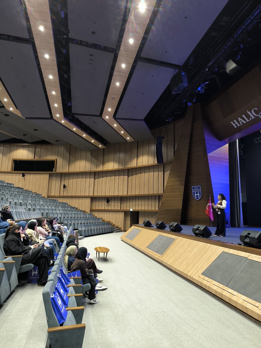 Bugün kampüsümüzde Sarıyer Kız Anadolu İmam Hatip Lisesi öğrencilerini ağırladık.

Kampüs gezisi boyunca öğrenciler üniversite yaşamını yakından tanıma fırsatı bulurken; dersliklerimizi, sosyal alanlarımızı ve kampüsümüzün farklı noktalarını keşfetti.