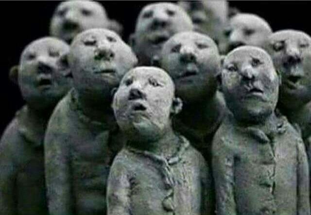 Bütün insanlar orijinal olarak doğarlar;
Bir çoğu kopya olarak ölür.

William Lake