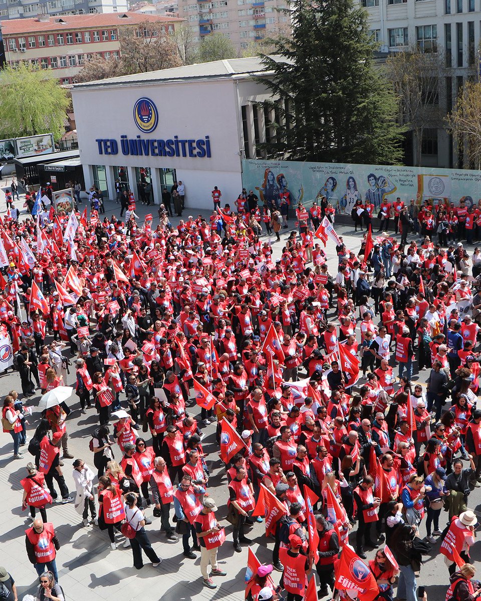 kamuiskonf's tweet photo. GELECEK İÇİN ANKARA'DA OMUZ OMUZAYDIK!

MYK üyelerimiz, bağlı sendikalarımızın genel başkanları ile yöneticileri  ve tüm üyelerimizle birlikte Kamu-İş Konfederasyonumuzun 2 günlük iş bırakma kararını büyük bir eylemle başlattık. Eğitim-İş sendikamızın çağrısı üzerine Ankara Kurtuluş Parkı'nda gerçekleşen görkemli eylemde kamu emekçisinin kararlılığını bir kez daha hep birlikte vurguladık. Güvenli okul ve onurlu bir gelecek mücadelemizi hep birlikte, en gür sesimizle haykırdık!

Ülkenin dört bir yanından gelen eğitim emekçileri ve yurttaşlar ile yalnızca bir soruna dikkat çekmek için değil, geleceği savunmak için bir araya geldik. Çünkü mesele sadece bugünün değil, çocukların yarınının da korunmasıdır. Bu buluşma, korkuya karşı cesaretin; yalnızlığa karşı dayanışmanın ifadesidir.

Eğitim emekçileri Kolej Meydanı'nda otobüsler ve polis barikatlarıyla engellenmesine rağmen geri adım atmadı. Çünkü bu ses, yalnızca bir bizim değil, güvenli ve adil bir yaşam isteyen herkesin sesidir.

Eğitim-İş Sendikamızın Genel Başkanı Kadem Özbay, yaptığı açıklamalarda, eğitim alanlarının güvenli olması gerektiği, hiçbir çocuğun ve eğitim emekçisinin şiddetle yüz yüze bırakılmasının kabul edilemeyeceği açıkça ortaya koydu. Bu duruş, sadece bir tepki değil; aynı zamanda bir hak talebidir. Onurlu bir yaşam, güvenli okullar ve eşit bir gelecek talebi.

Dün susmayacağımızı, unutmayacağımızı ve yaşananların üzerinin örtülmesine izin vermeyeceğimizi net bir şekilde ortaya koyduk. 

Bu ülkenin çocukları korkuyla değil, güvenle büyümeyi hak ediyor. Eğitim alanları baskının değil, özgürlüğün ve gelişimin mekânı olmalıdır. Bu nedenle bu eylem, sadece bugüne ait bir itiraz değil; daha özgür, daha eşit ve daha insanca bir yaşamın inşası için atılmış güçlü bir adımdır. Ve bu adım, engeller ne olursa olsun durmayacaktır.
