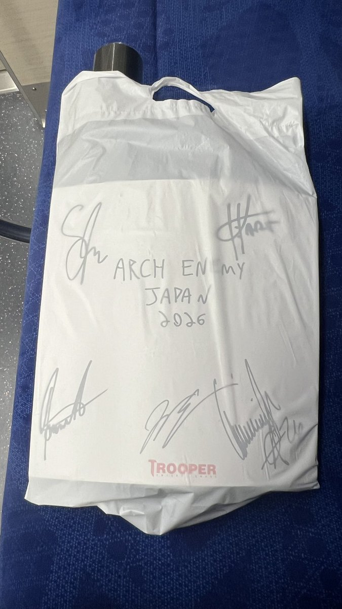 今日の戦利品🤩
1番最初に入場したのにCD買ってたらジョーイの前😂
皆んなに場所取り先だよ‼️
#ArchEnemy