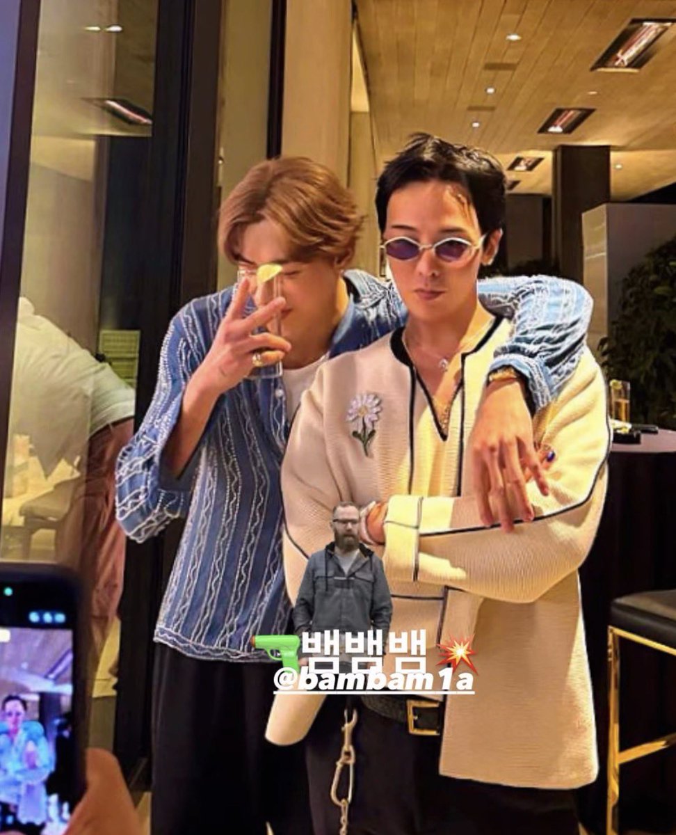 สีผมเด่นมากน้องแบม หล่อออ ถือแก้วยังคีพ 2 นิ้ว 😆

#BamBam
#DavidGeffenxBamBam