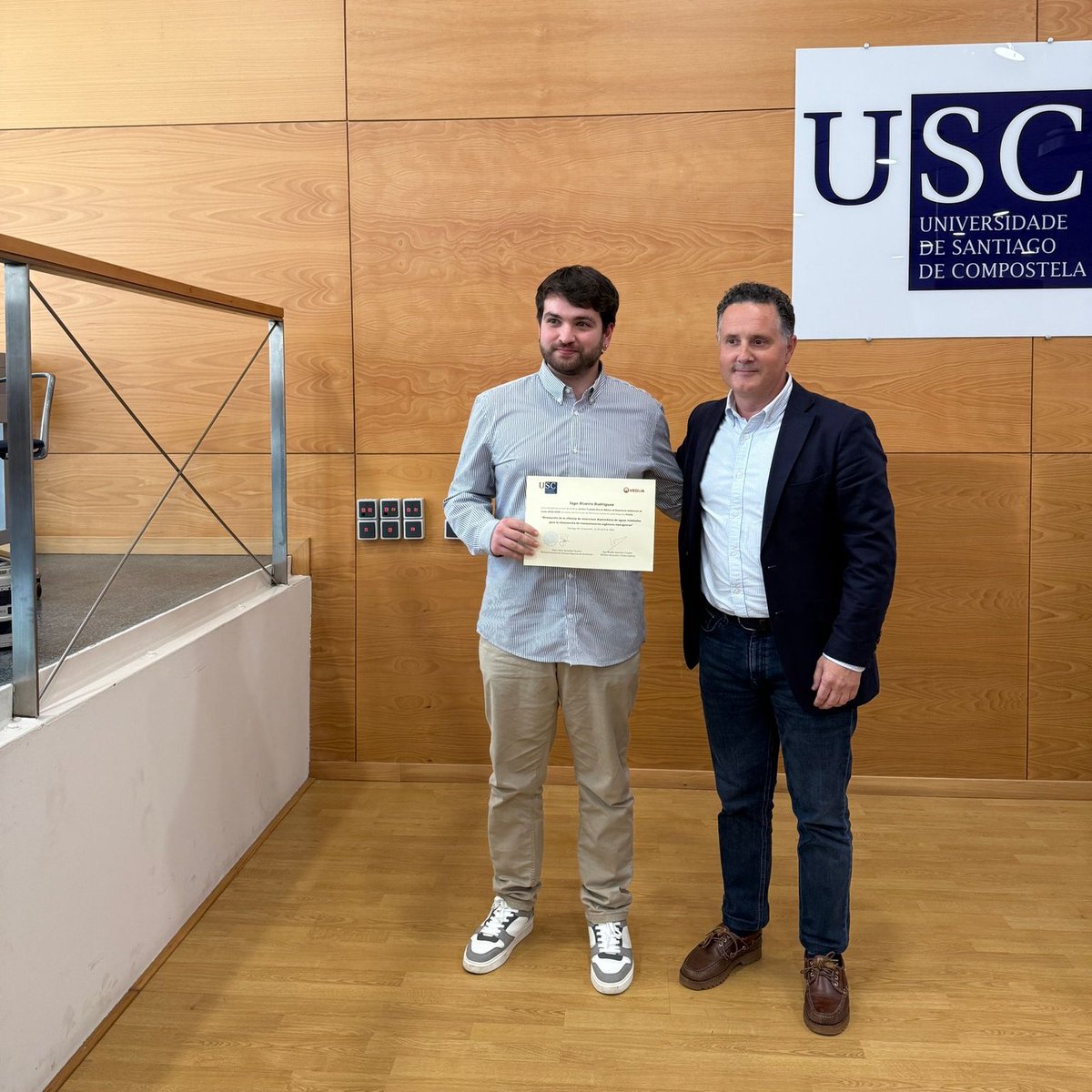 veolia_galicia's tweet photo. Celebramos o Día da ETSE da Universidade de Santiago de Compostela 👏 O noso director, @NEsmoris, entregou o premio ao  mellor Traballo Fin de Máster de Enxeñaría Ambiental, mestrado co que é un orgullo colaborar e ver todo o talento e futuro que hai nas súas aulas! 🌍💚 https://t.co/xtFIHabcYE