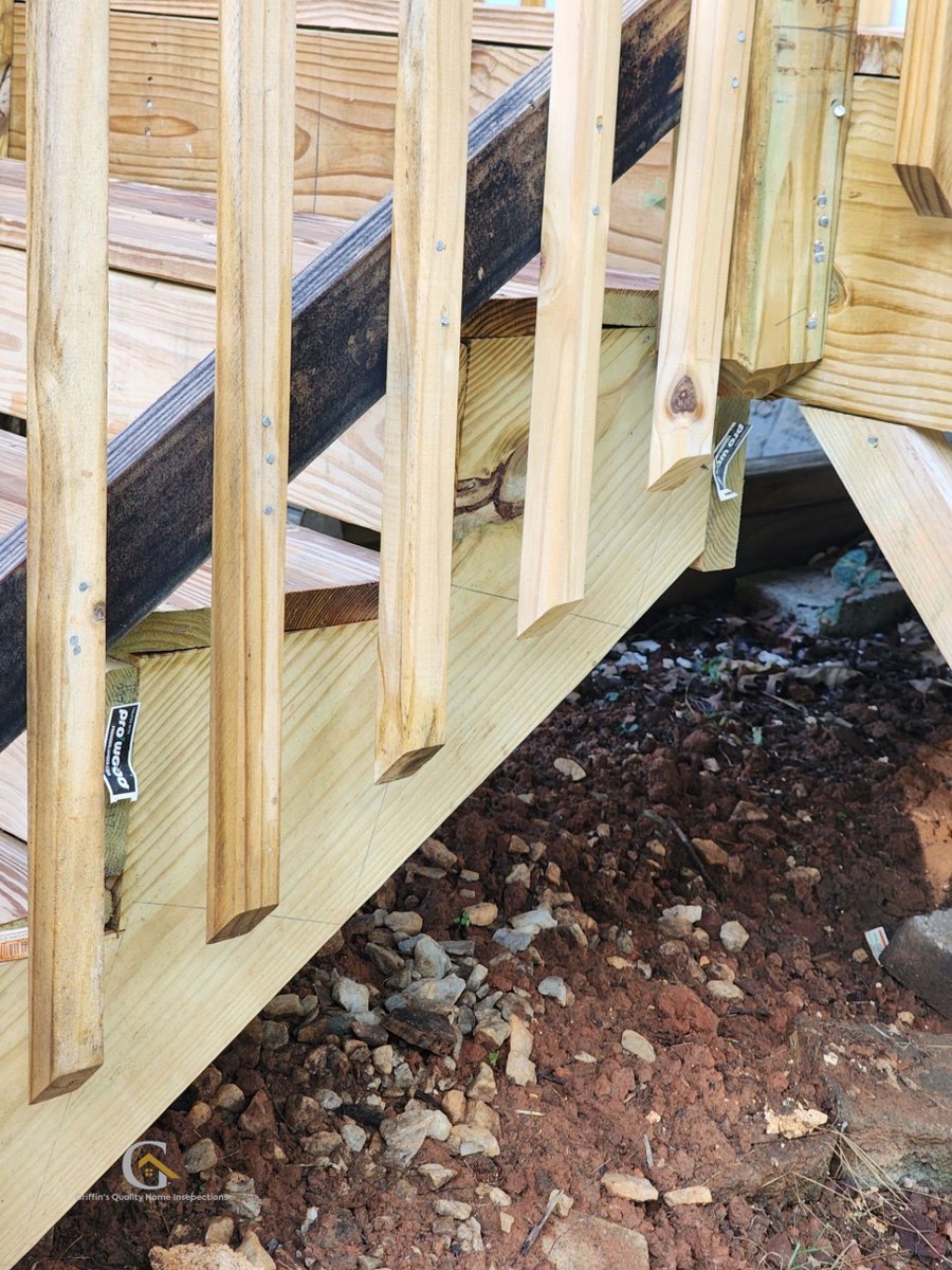 GQHI2021's tweet image. The Robinson family loved their new deck, but we spotted warped balusters that needed a fix. Even new builds need a second look for safety! Trust the pros. Call (678) 701-7089. #AtlantaRealEstate #HomeInspection #DeckSafety #NewConstruction
