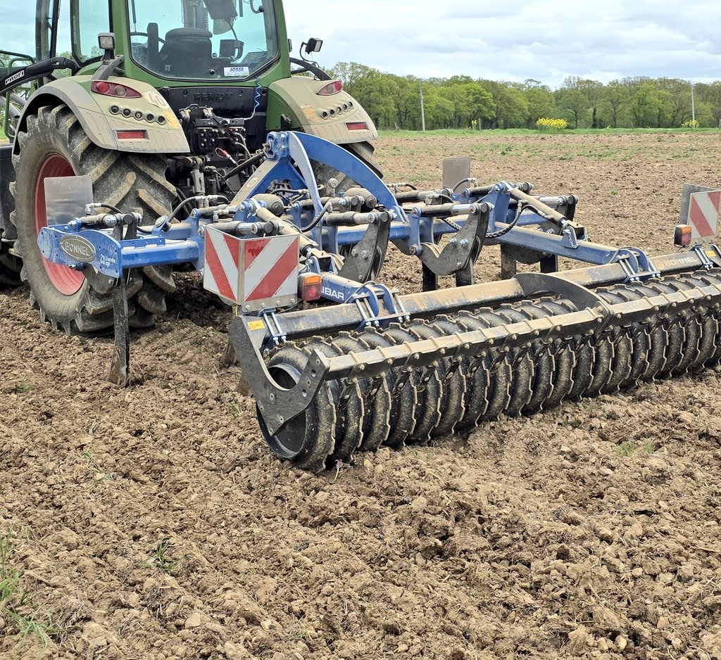 AgriSkippy's tweet photo. Nouvel outil de la Cuma, ce fissurateur va permettre de travailler en profondeur pour une exploration plus rapide des racines et augmenter la résistance sécheresse.

Bonne alternative au labour aussi dans les systèmes de semis direct.

Investir ensemble, investir mieux :) https://t.co/w8DEI6w4G8