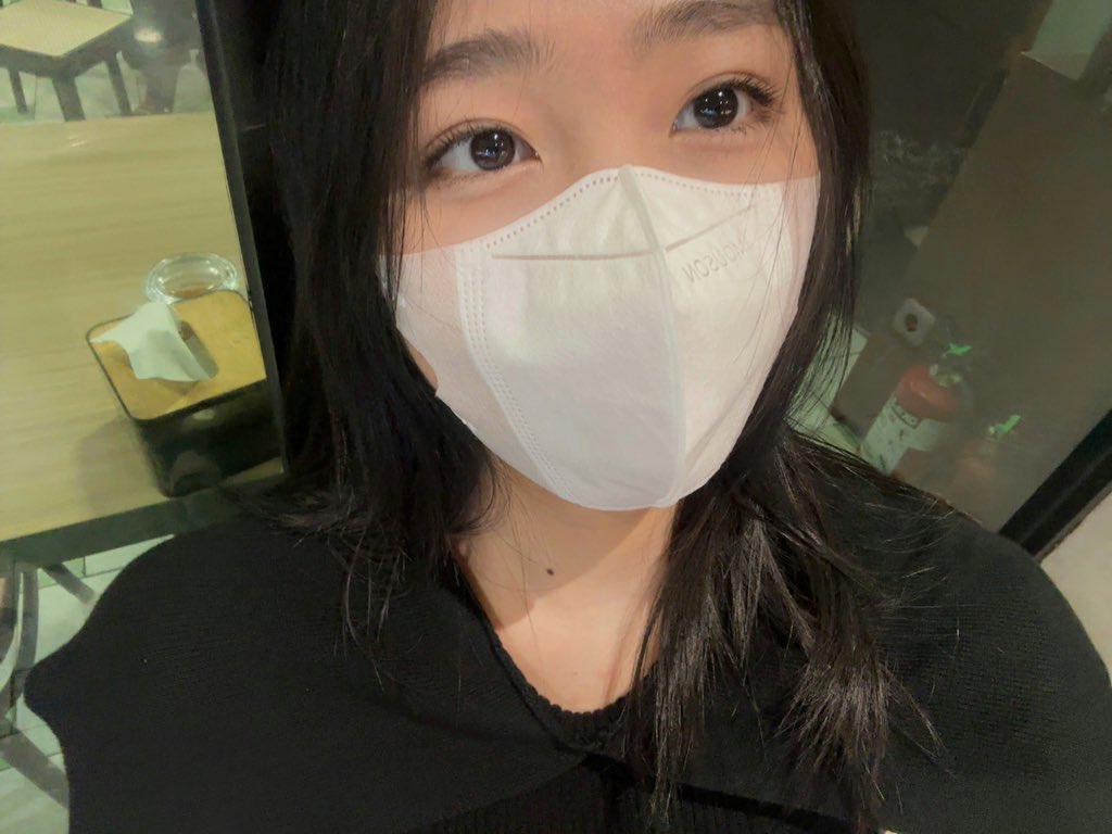 Levi_JKT48's tweet photo. #LeVriday abis beli dubai chewy cookieeee 🫰🏻🫰🏻 https://t.co/5MFkw2AMbD